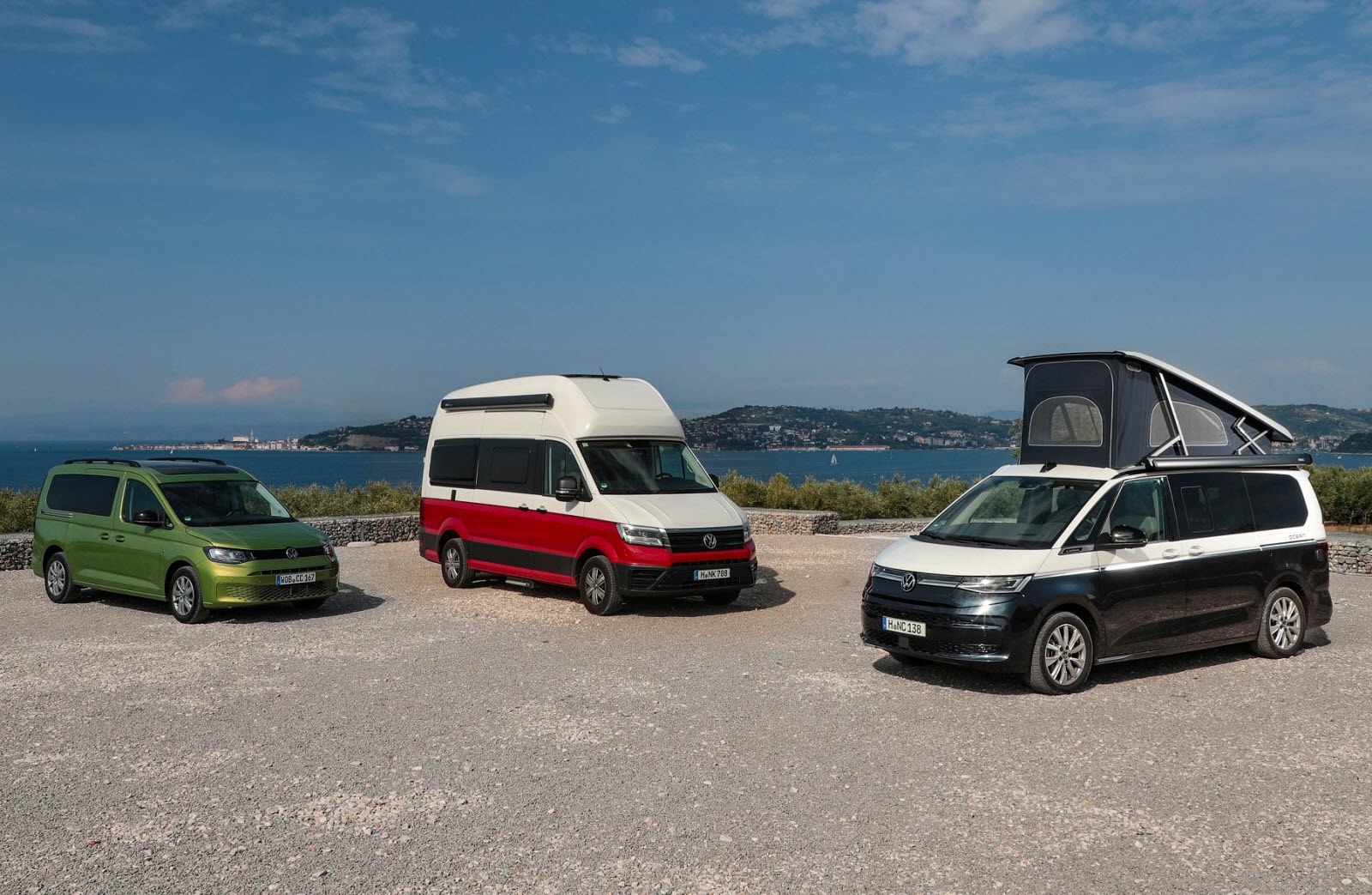 les-trois-membres-de-la-famille-california-de-gauche-a-droite-le-caddy-le-grand-california-sur-base-du-fourgon-lourd-crafter-et-le-california-la-version-la-plus-emblematique-photo-volkswagen-vehicules-utilitaires-1727253334